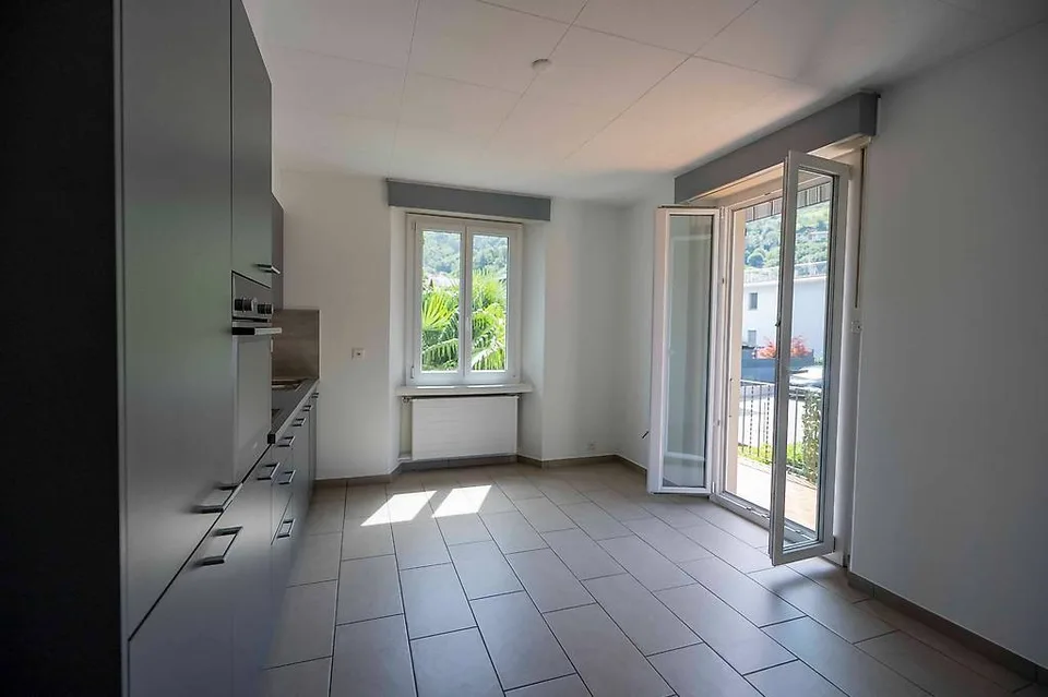 We rent bright 3.5 rooms in a small building