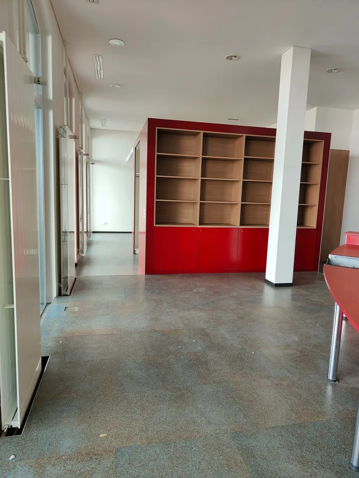 grossräumiges Büro mit Küche
