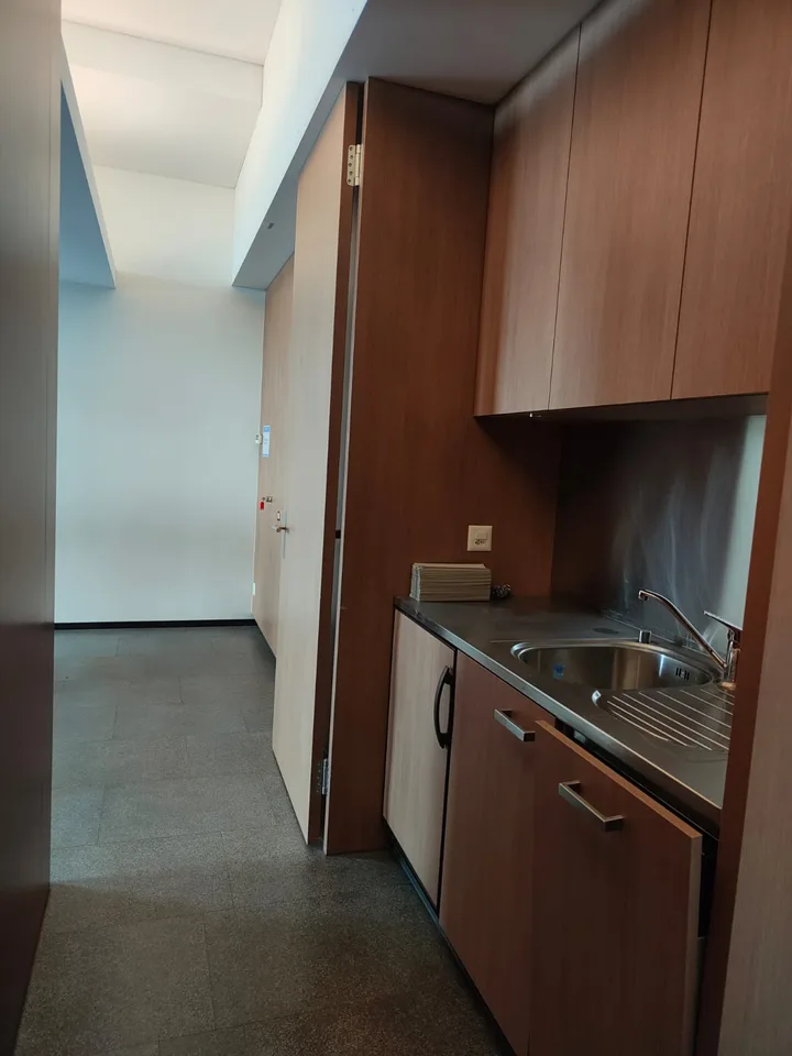 Bureau spacieux avec cuisine – photo 7 sur 13