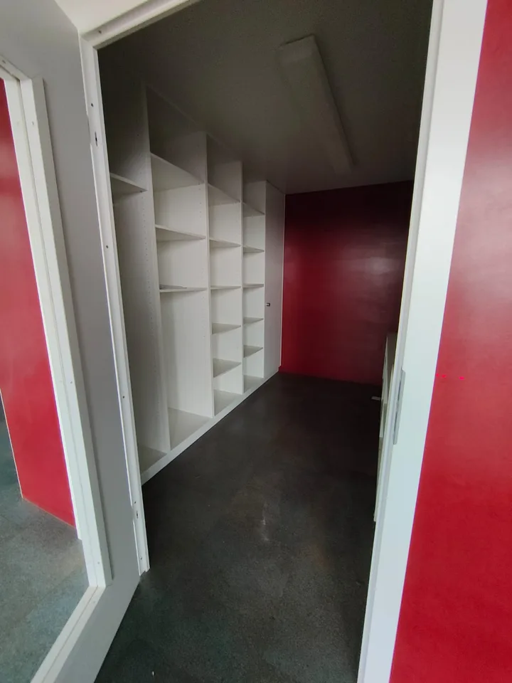 Bureau spacieux avec cuisine – photo 11 sur 13