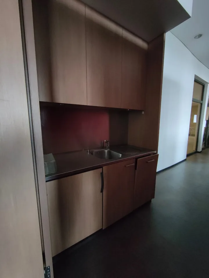 Bureau spacieux avec cuisine – photo 8 sur 13