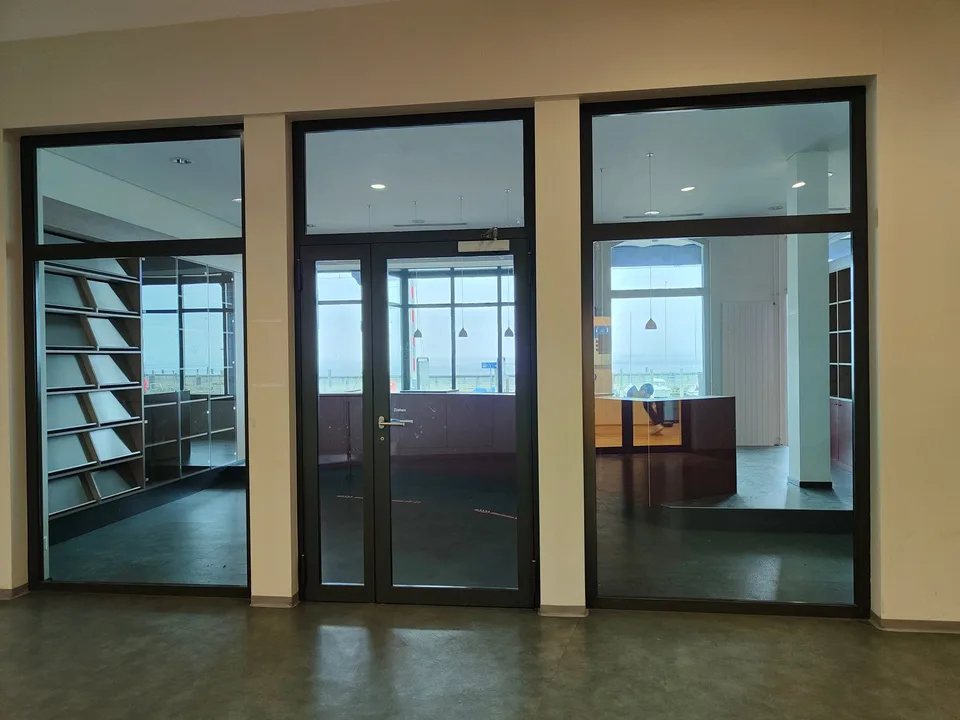 grossräumiges Büro mit Küche