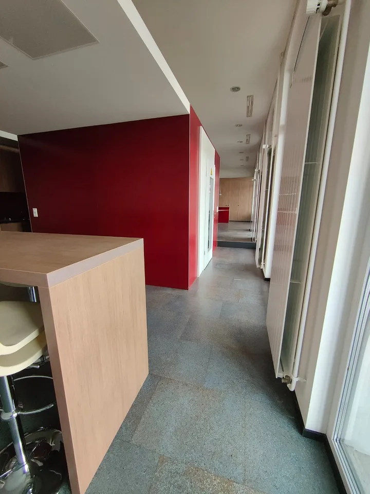 Bureau spacieux avec cuisine – photo 6 sur 13