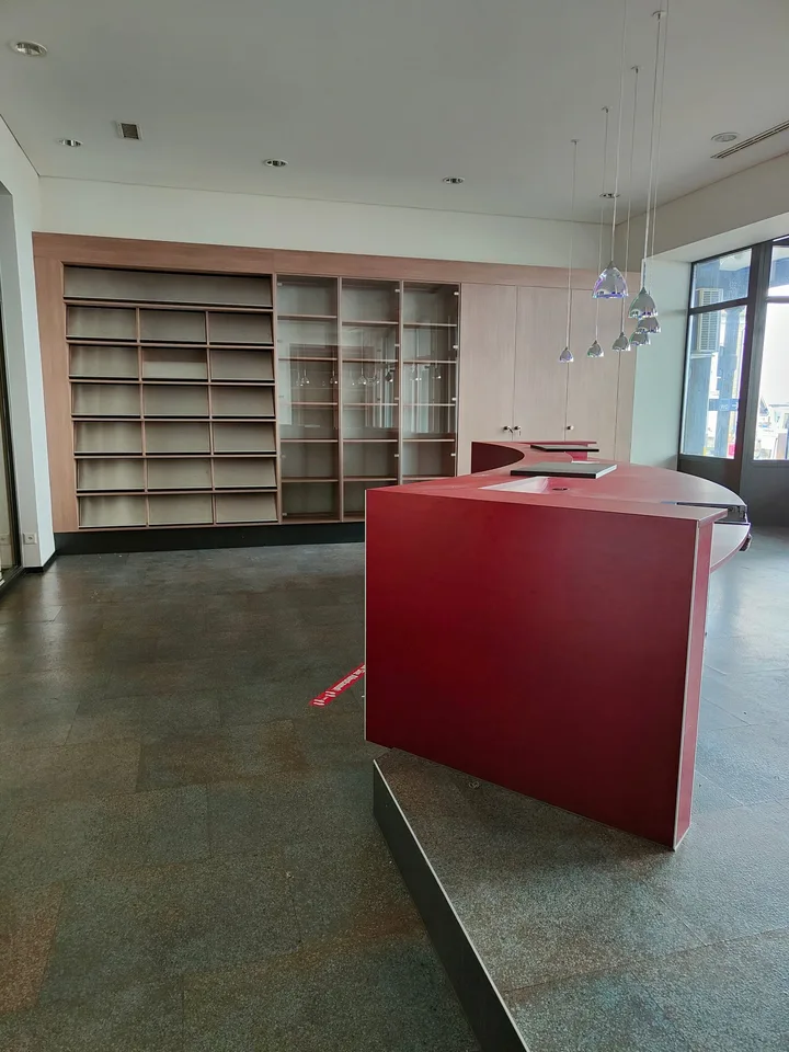 grossräumiges Büro mit Küche