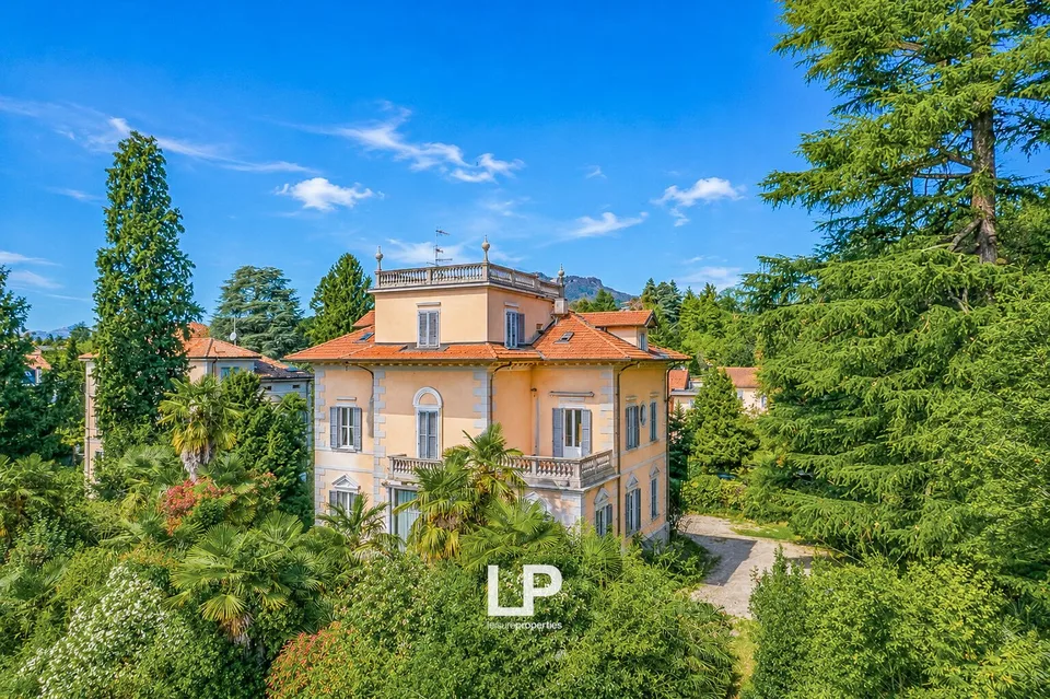 Villa in stile liberty immersa in un parco privato a Montello, Varese