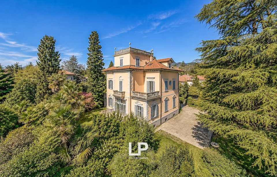 Villa in stile liberty immersa in un parco privato a Montello, Varese