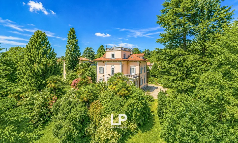 Villa in stile liberty immersa in un parco privato a Montello, Varese
