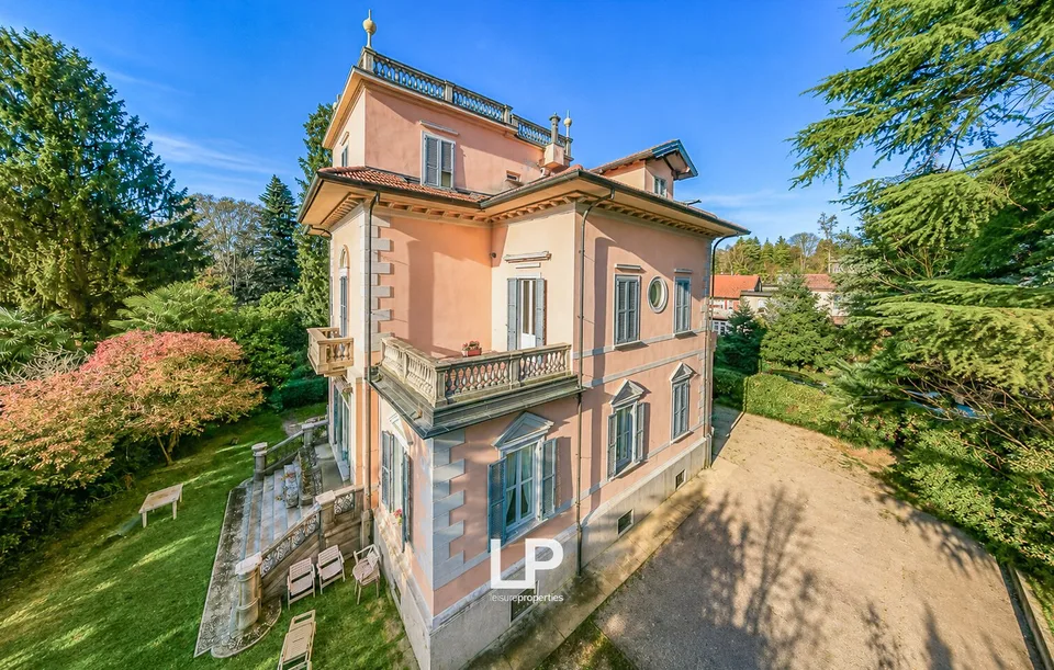 Villa in stile liberty immersa in un parco privato a Montello, Varese