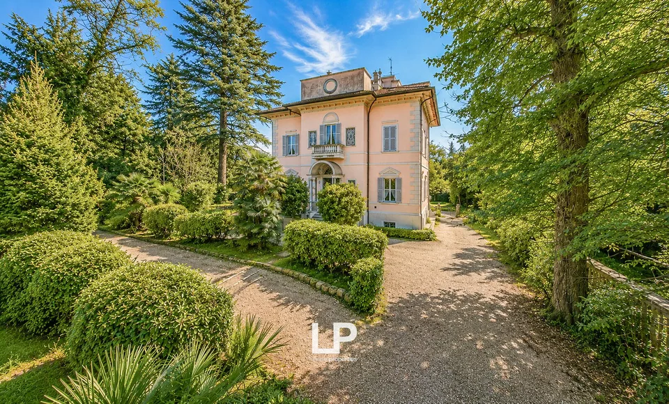 Villa in stile liberty immersa in un parco privato a Montello, Varese