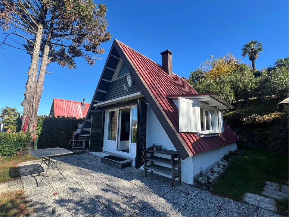 Curata casa vacanze con ampia terrazza, giardino e vista lago