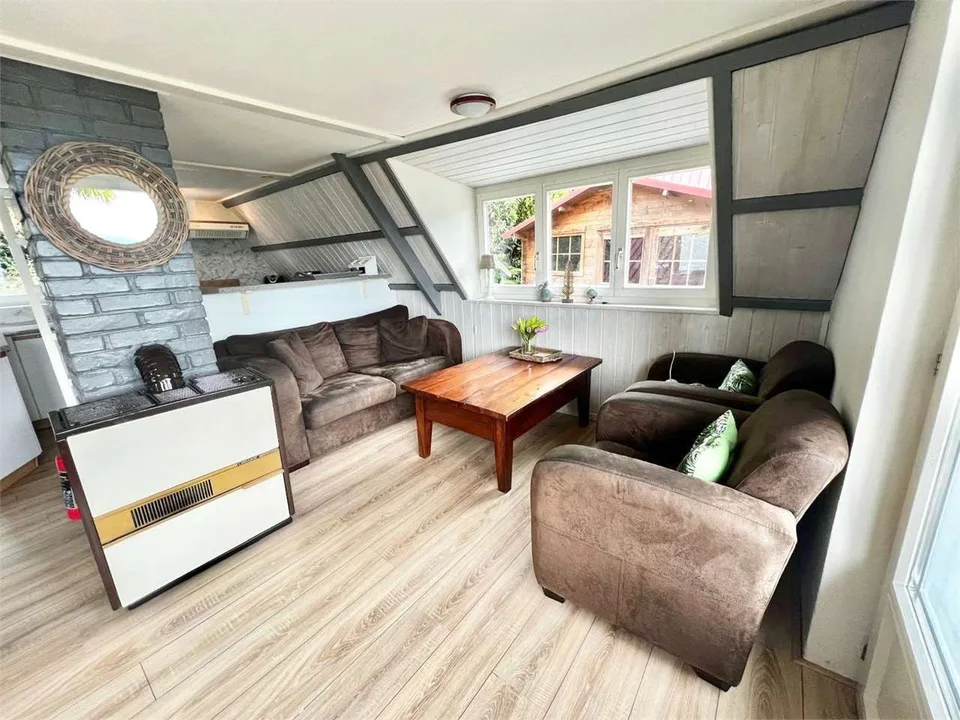 Maison de vacances soignée avec grande terrasse, jardin et vue sur le lac