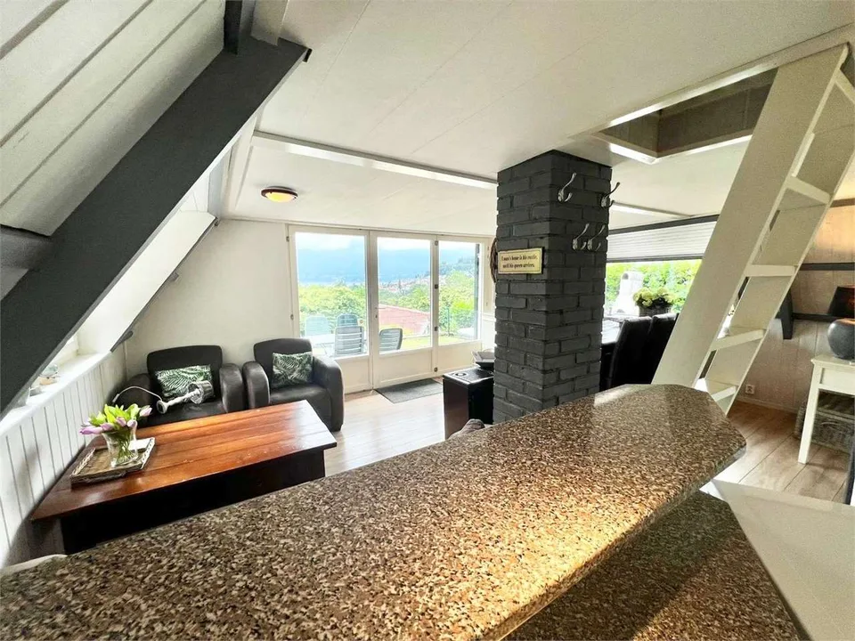 Maison de vacances soignée avec grande terrasse, jardin et vue sur le lac