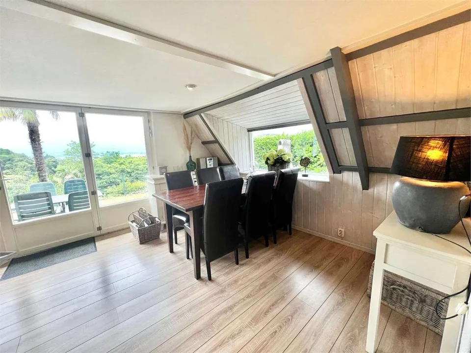 Maison de vacances soignée avec grande terrasse, jardin et vue sur le lac
