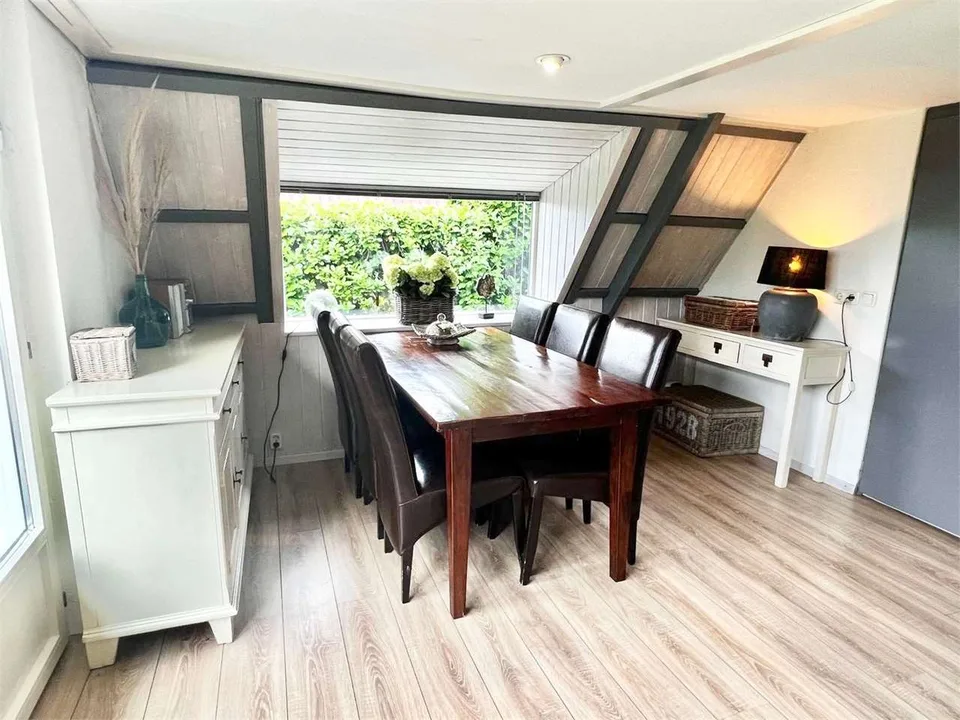 Maison de vacances soignée avec grande terrasse, jardin et vue sur le lac