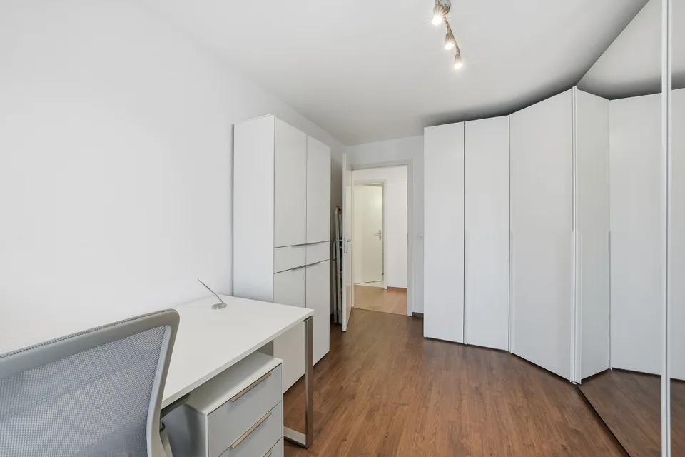 À DEUX PAS DES RIVES - SPACIEUX ATTIQUE AVEC BALCON ET VUE LAC – photo 11 sur 13