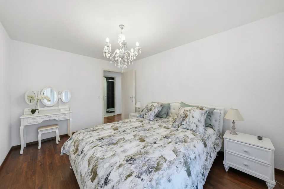 À DEUX PAS DES RIVES - SPACIEUX ATTIQUE AVEC BALCON ET VUE LAC – photo 12 sur 13