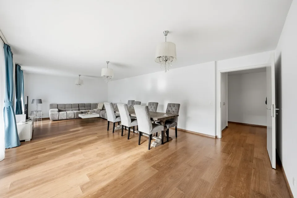 ZWEI SCHRITE VOM UFER ENTFERNT - GERÄUMIGES ATTIKAPARTMENT MIT BALKON UND SEEBLICK