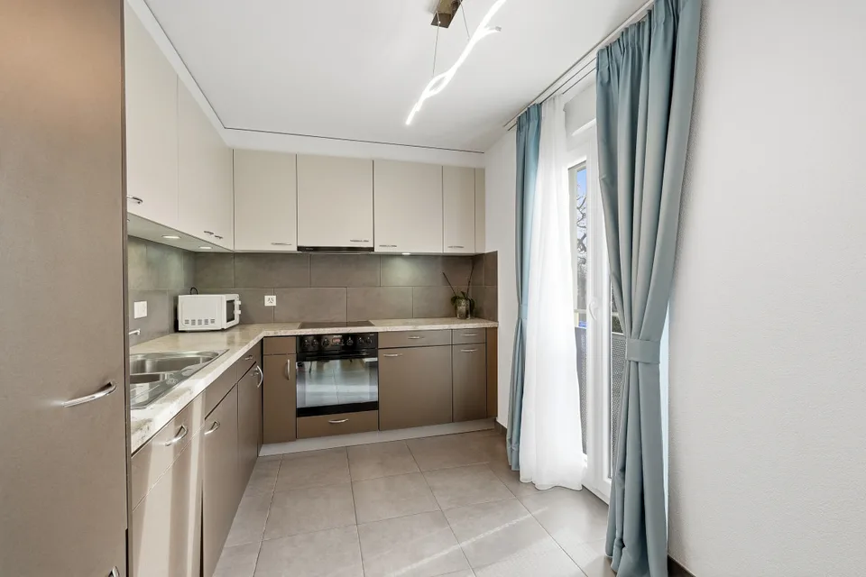À DEUX PAS DES RIVES - SPACIEUX ATTIQUE AVEC BALCON ET VUE LAC – photo 8 sur 13