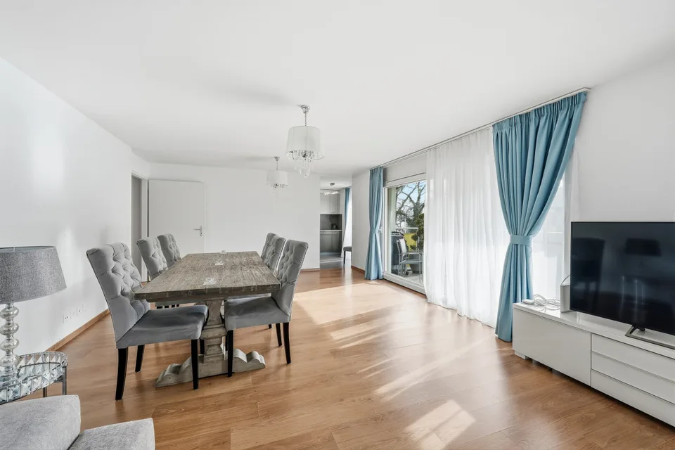 ZWEI SCHRITE VOM UFER ENTFERNT - GERÄUMIGES ATTIKAPARTMENT MIT BALKON UND SEEBLICK