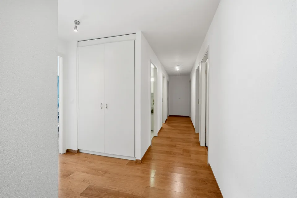 ZWEI SCHRITE VOM UFER ENTFERNT - GERÄUMIGES ATTIKAPARTMENT MIT BALKON UND SEEBLICK