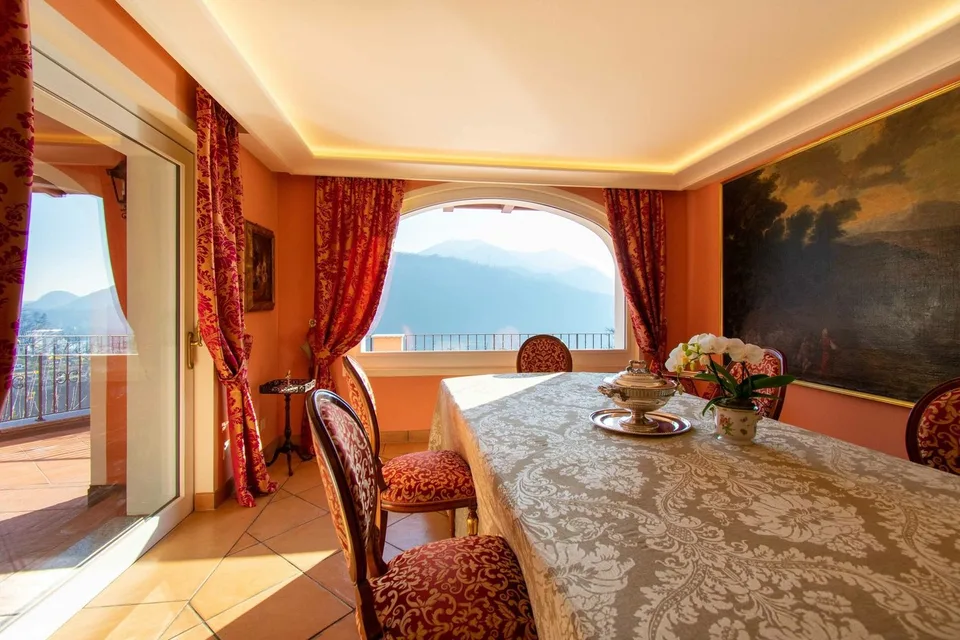 LUSSUOSA VILLA CON PISCINA E STUPENDA VISTA LAGO