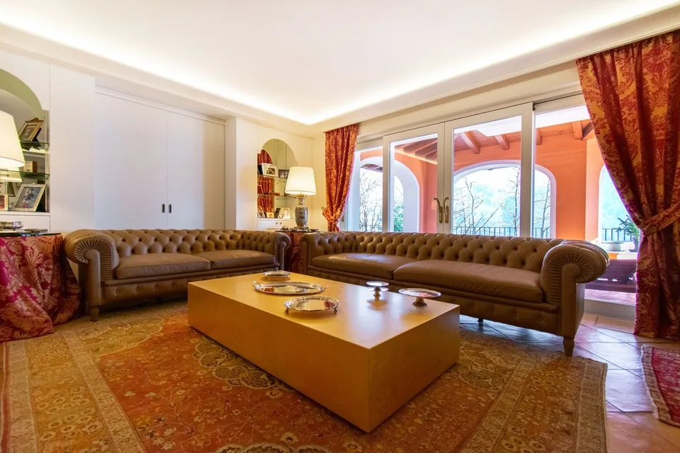 LUSSUOSA VILLA CON PISCINA E STUPENDA VISTA LAGO