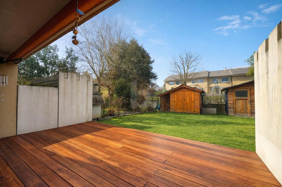 MODERN UND FAMILIENFREUNDLICH MIT GROSSEM GARTEN