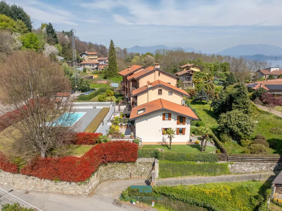 Casa a schiera in residenza con piscina – foto 12 di 13
