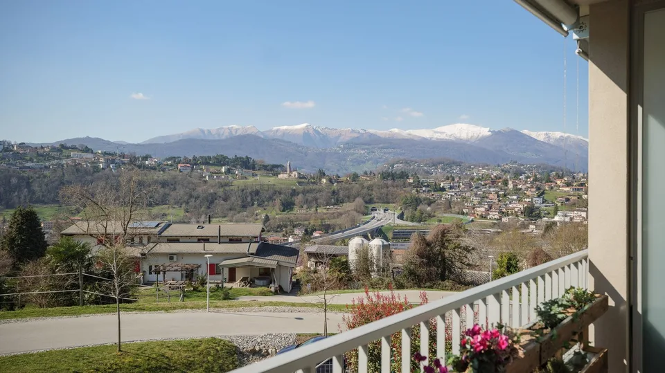 Appartement pratique de 2,5 pièces avec belle vue à Pazzallo