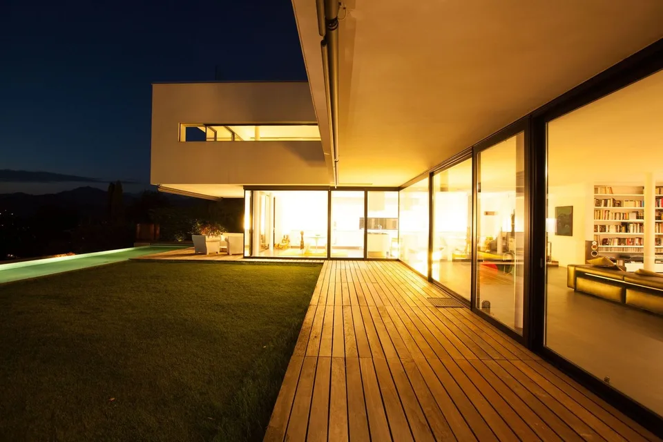 LUSSUOSA VILLA CON STUPENDA VISTA LAGO E INFINITY POOL