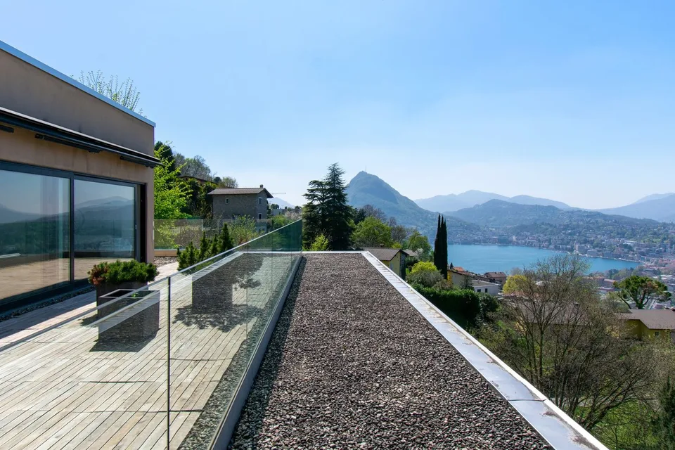 LUSSUOSA VILLA CON STUPENDA VISTA LAGO E INFINITY POOL