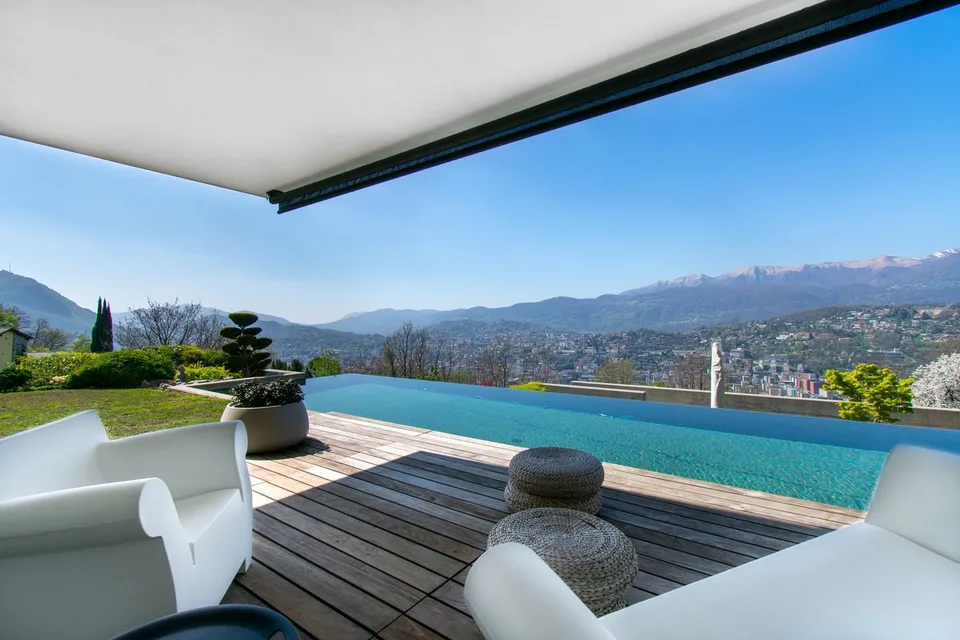 LUSSUOSA VILLA CON STUPENDA VISTA LAGO E INFINITY POOL