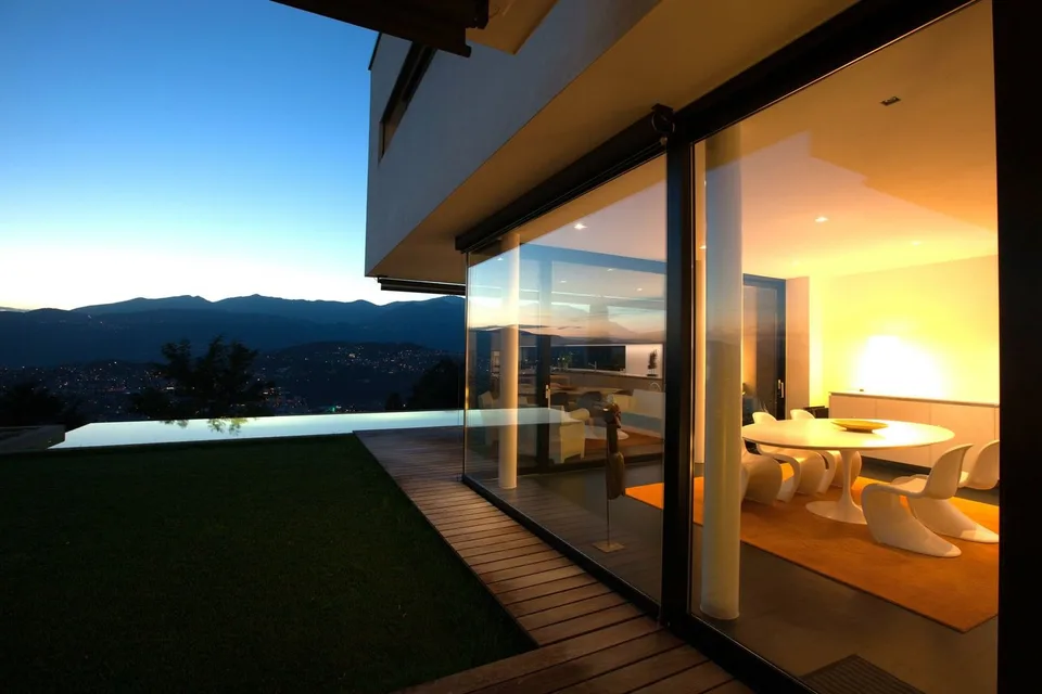LUSSUOSA VILLA CON STUPENDA VISTA LAGO E INFINITY POOL