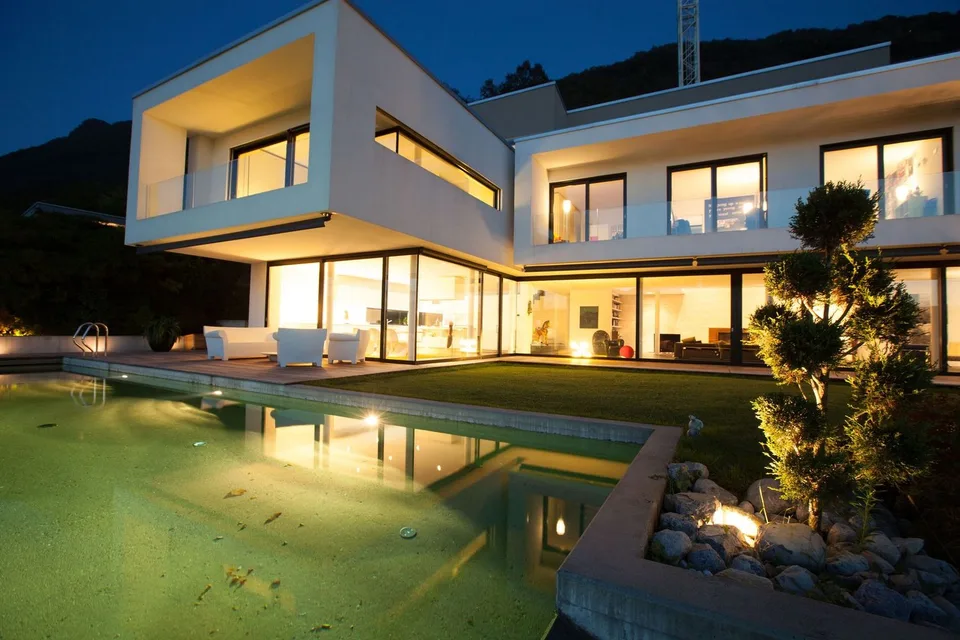LUSSUOSA VILLA CON STUPENDA VISTA LAGO E INFINITY POOL