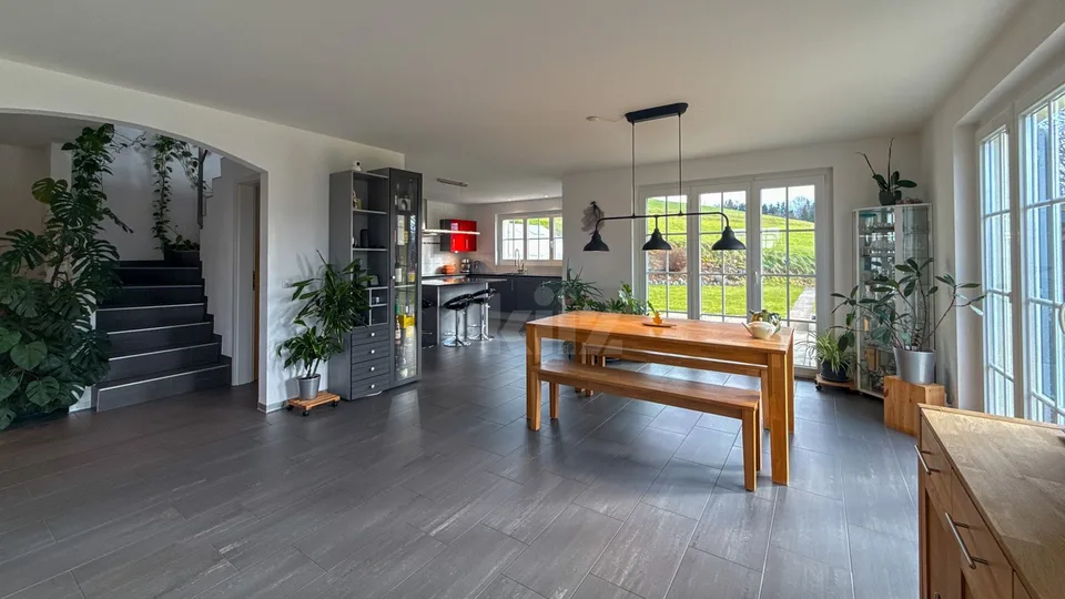 Schöne individuelle Villa mit Pavillon und Garten