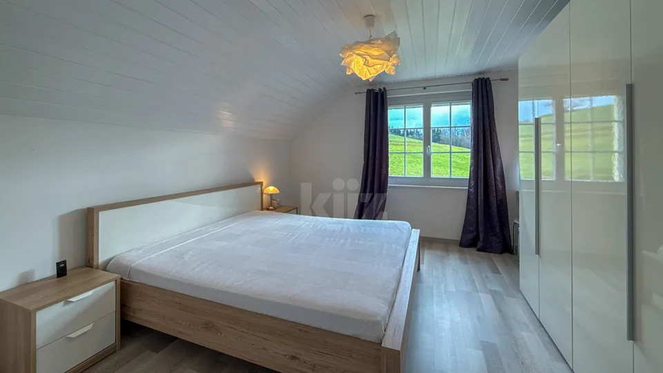 Schöne individuelle Villa mit Pavillon und Garten