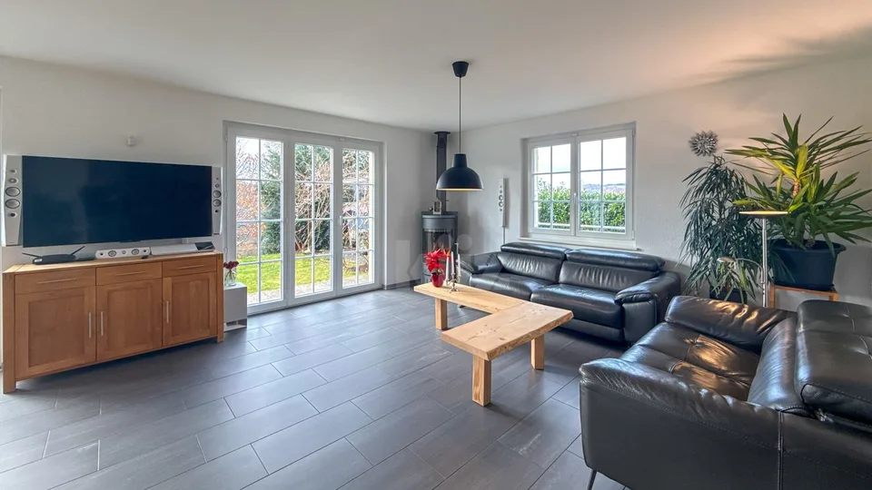 Schöne individuelle Villa mit Pavillon und Garten