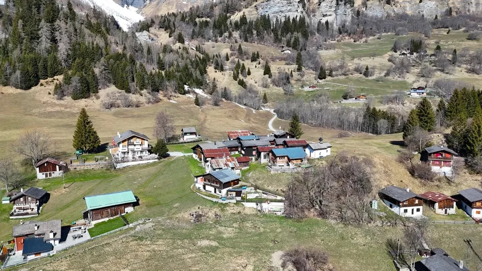 Restaurant idyllique avec deux appartements à Leukerbad