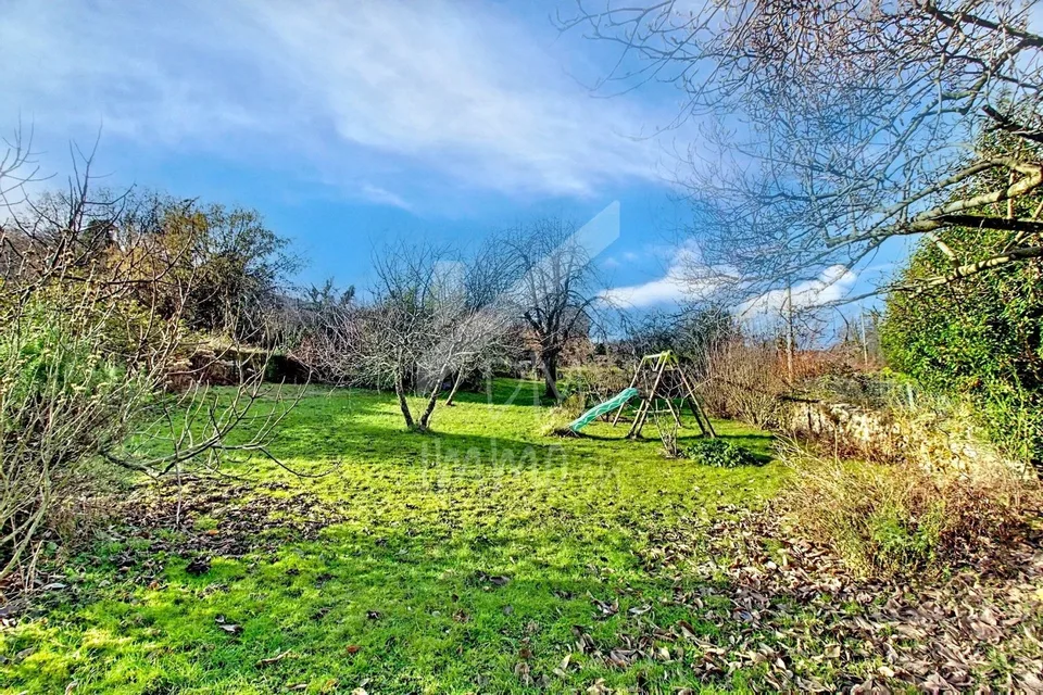 Casa familiare spaziosa e luminosa, grande giardino alberato