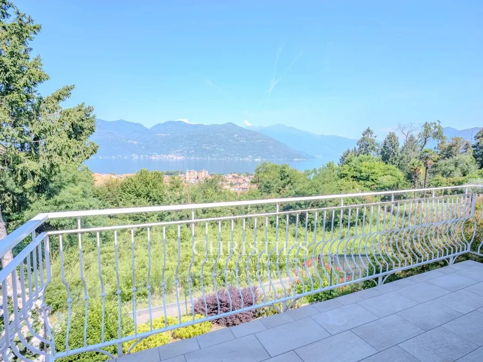 Exclusive ownership apartment with private elevator and lake view