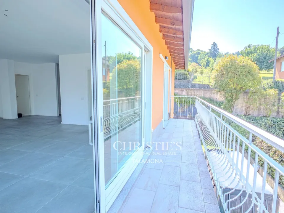 Exclusive ownership apartment with private elevator and lake view
