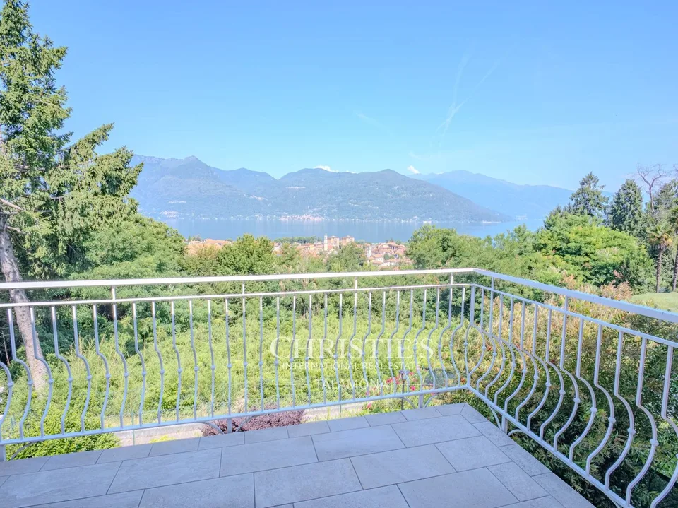 Exclusive ownership apartment with private elevator and lake view