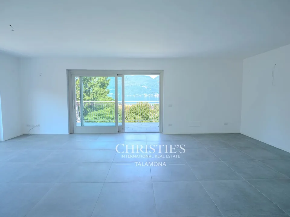 Exclusive ownership apartment with private elevator and lake view