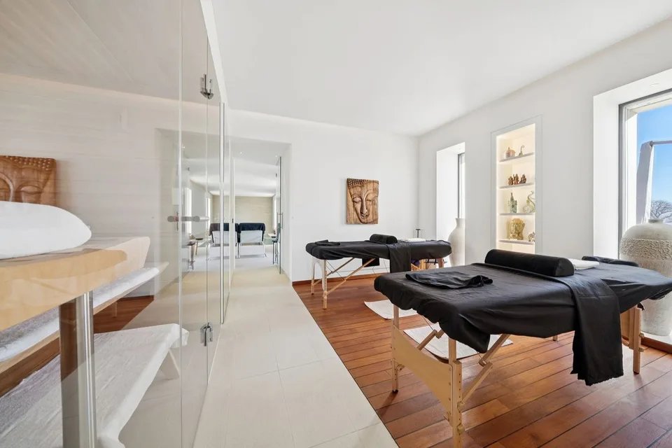 Luxus pur und Diskretion: renoviertes Landhaus mit Innen-Spa