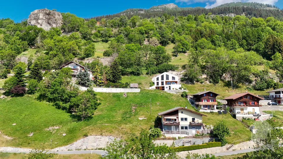 Bauland mit Sonne für ein Haus mit 2 Wohnungen