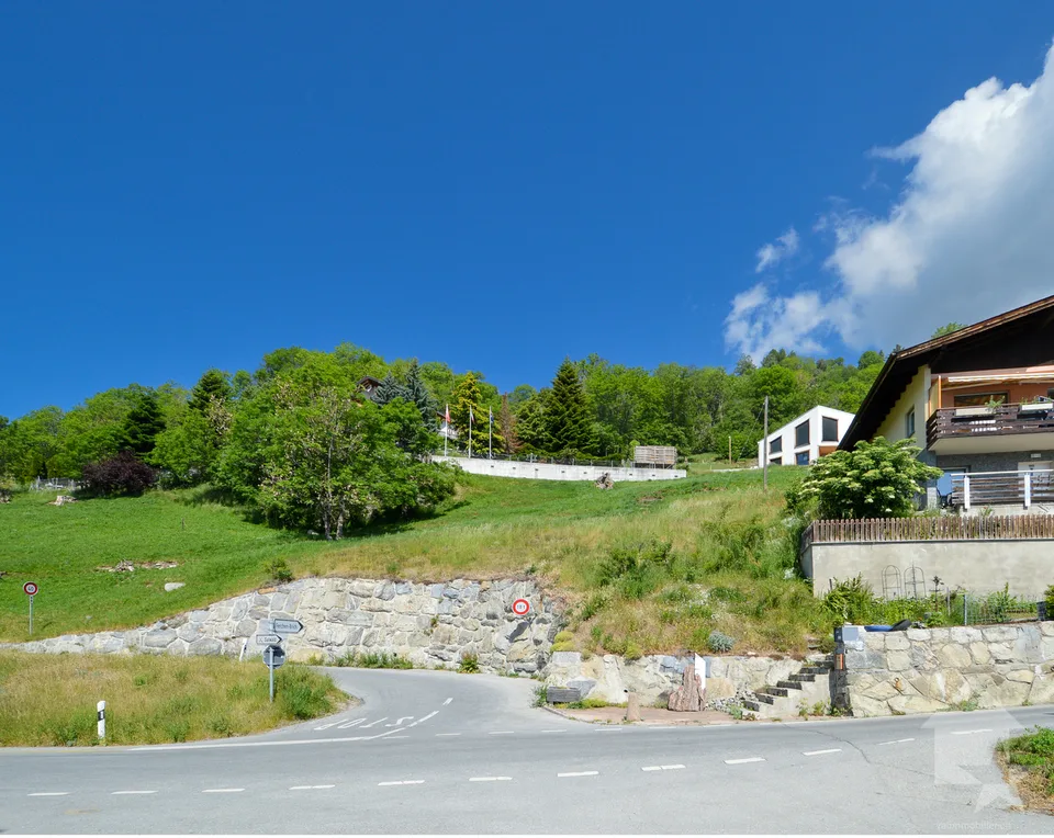 Terrain de construction ensoleillé pour maison avec 2 appartements