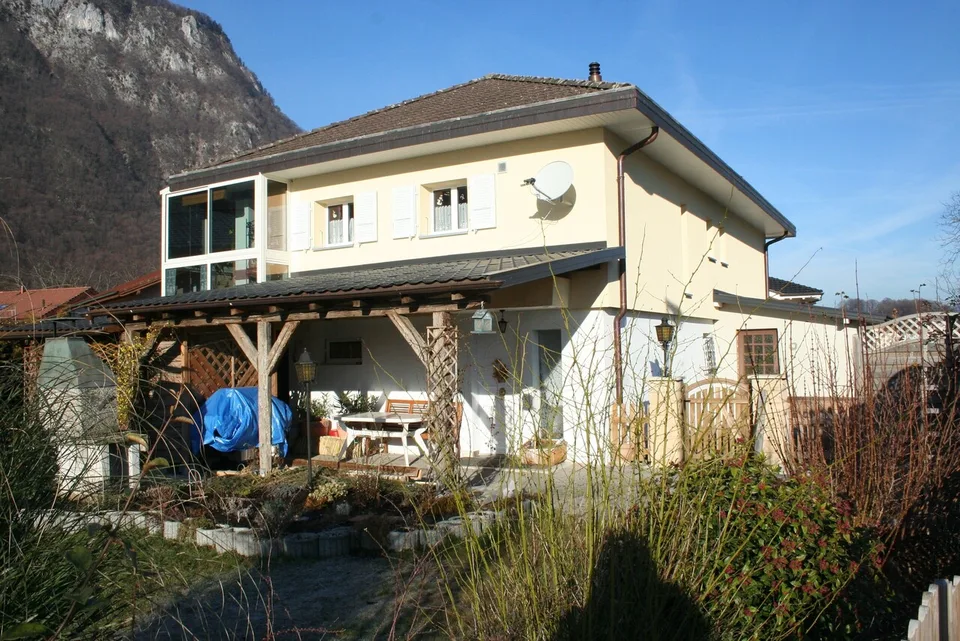 Großes Haus mit 2 Wohnungen mit 3,5 Zimmern auf 672 m2