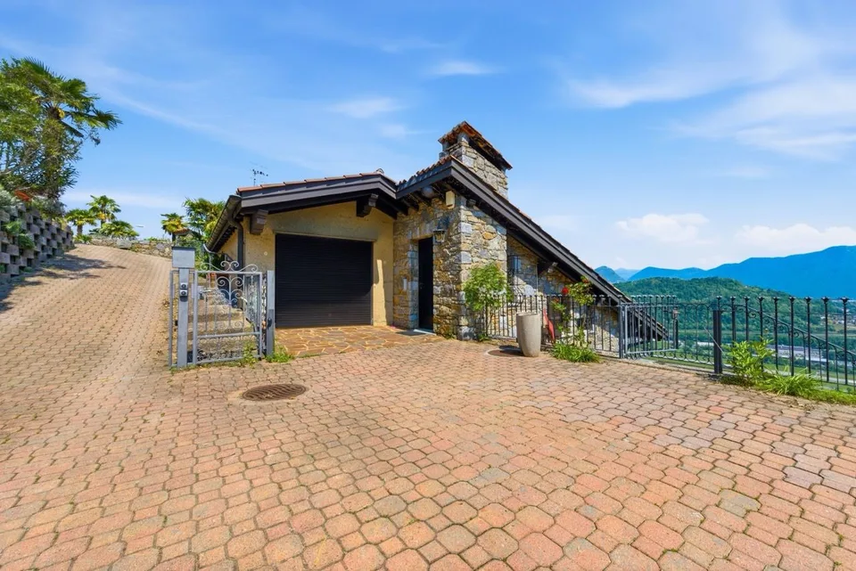 Elegance and Views: villa with lake view and absolute privacy – Foto 8 von 14