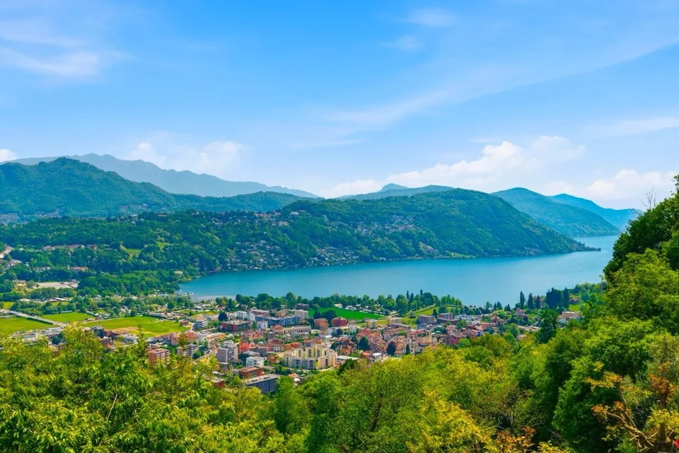 Elegance and Views: villa with lake view and absolute privacy