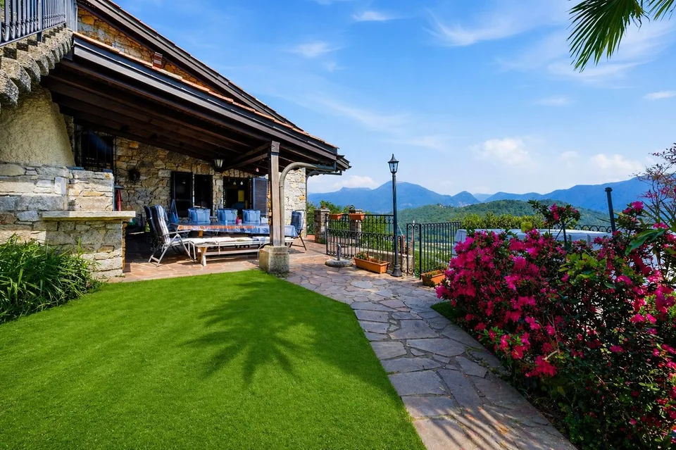 Elegance and Views: villa with lake view and absolute privacy